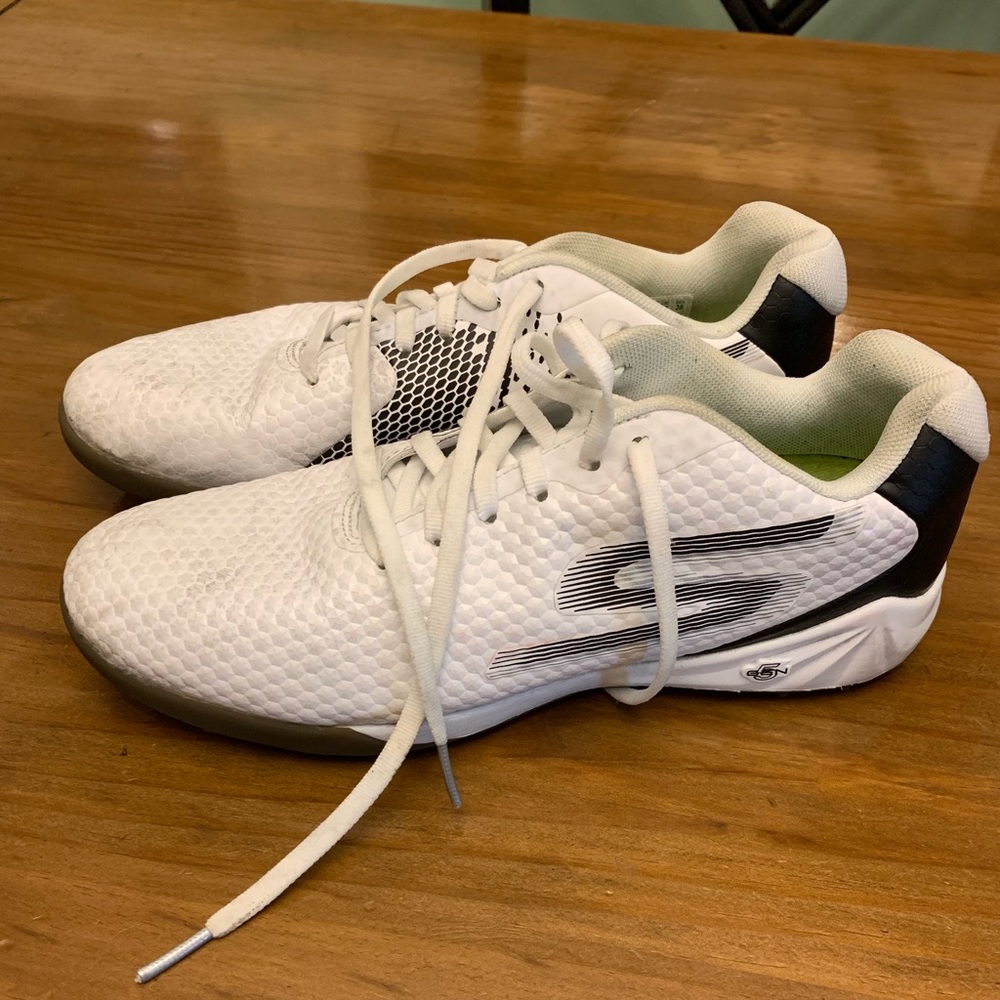 Indoor soccer shoes